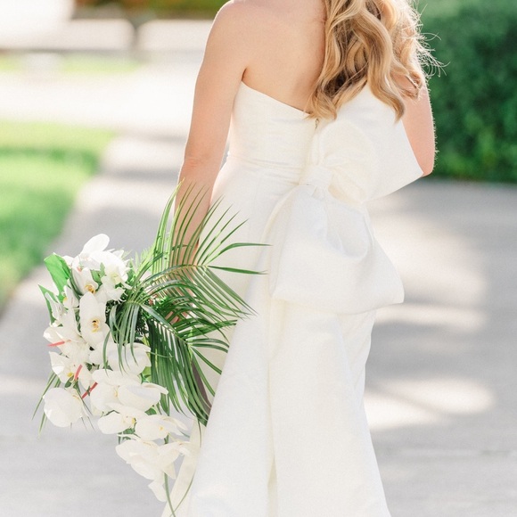 White bridal gown with removable bow - Picture 2 of 8